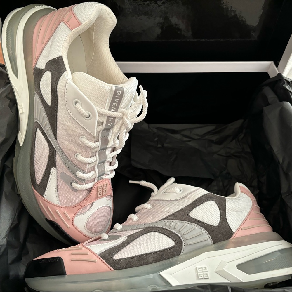 GIVENCHY
WOMENS LEATHER LACE UP CASUAL AND FASHION SNEAKERS